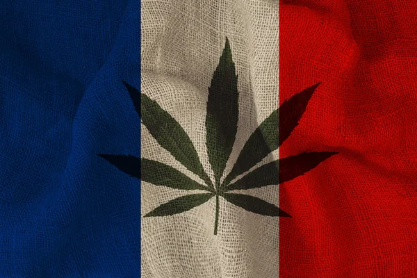 Afbeelding van groene cannabis blad op de prachtige nationale vlag van Frankrijk, concept van medische cannabis, legalisering van drugs, drugsverslaving criminaliteit, close-up — Stockfoto