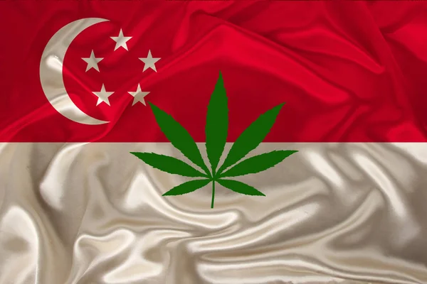 Folha verde de cânhamo e bela bandeira nacional de seda de singapore, conceito de cannabis medicinal, legalização de drogas, crimes de tráfico de drogas, close-up — Fotografia de Stock