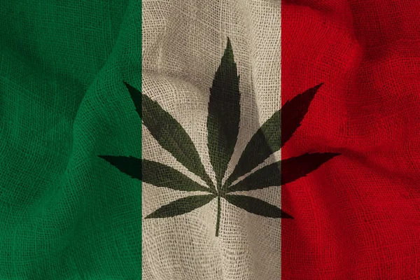 Hoja verde de cáñamo y la hermosa bandera nacional de Italia, el concepto de cannabis medicinal, la legalización de las drogas, los delitos de tráfico de drogas, primer plano —  Fotos de Stock