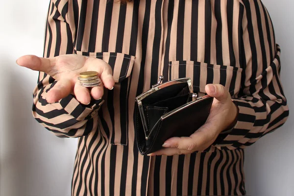 Frau hält schwarze Handtasche und Euromünzen in der Hand, Großaufnahme, Kopierraum — Stockfoto