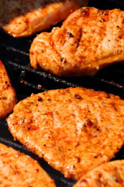 yanan kömürler, piknik konsepti, yakın çekim üzerinde siyah metal ızgara sokakta ızgara güzel ızgara kavrulmuş et biftek