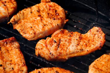 yanan kömürler, piknik konsepti, yakın çekim üzerinde siyah metal ızgara sokakta ızgara güzel ızgara kavrulmuş et biftek