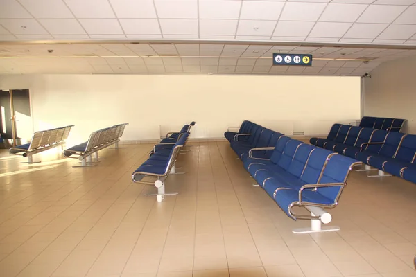 Many empty rows of seats in an airport lounge, gate reception, t — Stock Photo, Image