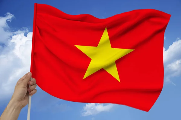 Ruce Drží Pozadí Oblohy Mračny Barevná Vlajka Vietnamu Povrchu Tkaniny — Stock fotografie
