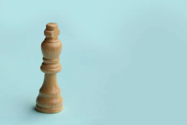 Pezzi di scacchi in legno, re bianco, concetto di business, primo piano, spazio copia — Foto Stock