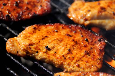 yanan kömürler, piknik konsepti, yakın çekim üzerinde siyah metal ızgara sokakta ızgara güzel ızgara kavrulmuş et biftek