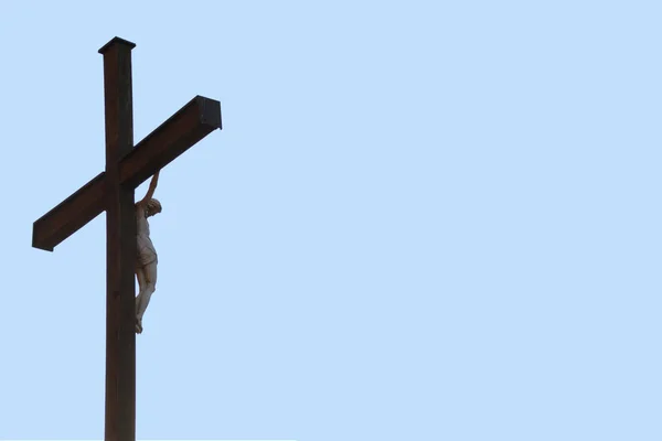 Crucifixo cristão em uma cruz alta de madeira, espaço de cópia, isolar — Fotografia de Stock