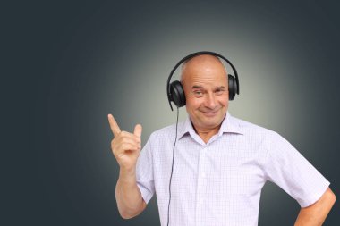 yüzünde duyguları ile siyah kulaklık yaşlı adam jestleri, izole, fotoğraf, kavram, yakın çekim, kopyalama alanı