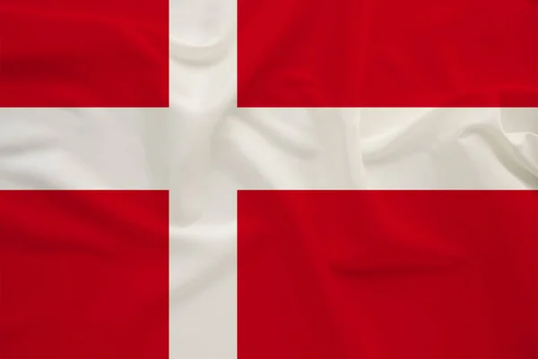 Flaga kraju Danii na delikatny jedwab z fałdami z wiatru, pojęcie podróży, imigracji, polityka, przestrzeń kopiowania, zbliżenie — Zdjęcie stockowe