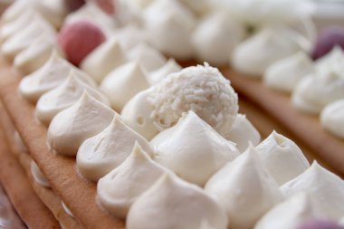 sıcak güneşli bir arka plan, tatlı kavramı, yakın çekim bir puf kek üzerinde beyaz hava krem şanti