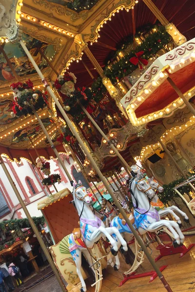 Manège festif avec lumières à Francfort pendant le marché de Noël, vacances de Noël — Photo