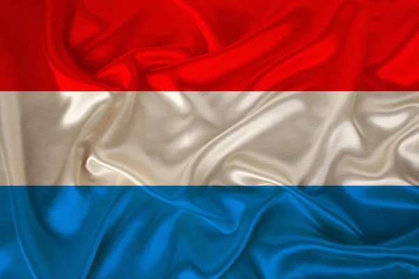 Красивая фотография Люксембургского национального флага на тонком блестящем шелке с мягкими драпировками, концепция государственной власти, жизнь страны, горизонтальный, крупный план, копировальное пространство — стоковое фото