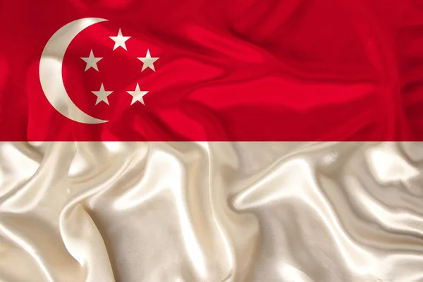 Foto de la bandera nacional del estado de Singapur sobre una textura lujosa de satén, seda con olas, pliegues y reflejos, primer plano, espacio para copiar, ilustración — Foto de Stock