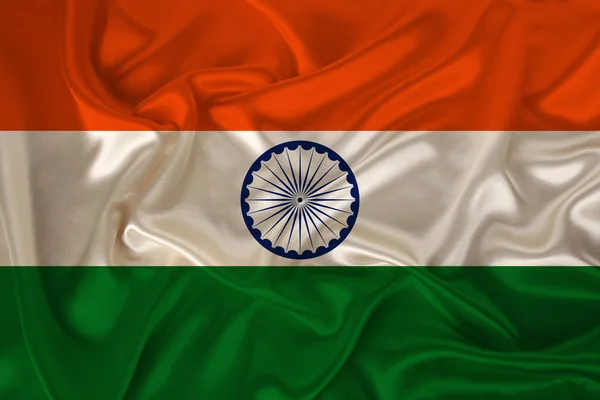 รูปภาพของธงชาติอินเดีย บนพื้นผิวที่หรูหราของผ้าซาติน ผ้าไหมที่มีคลื่น พับและไฮไลท์ ใกล้ชิด คัดลอกพื้นที่ แนวคิดของการเดินทาง เศรษฐกิจ และนโยบายของรัฐ — ภาพถ่ายสต็อก