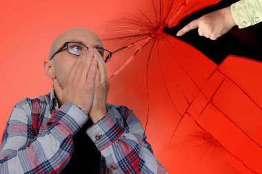 adam elleriyle yüzünü örttü, kadın suçlayarak ona bir parmak gösterir, arka planda çatlaklar, gaslighting kavramı, psikolojik istismar, aşağılama, yakın çekim, kopyalama alanı