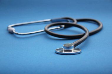 Stetoskop, kalp modeli, tıbbi araştırma ve sağlık konsepti, yakın çekim, kopyalama alanı