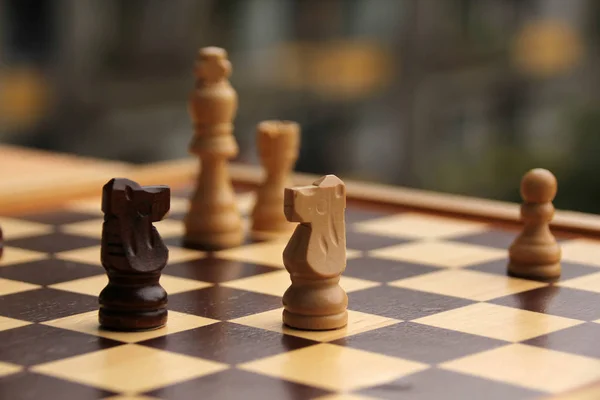 Pezzi di scacchi in legno su una scacchiera, skyline volutamente curvo primo piano, spazio copia — Foto Stock