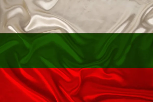 Foto della bandiera nazionale della Bulgaria su una texture di lusso di raso, seta con onde, pieghe e punti salienti, primo piano, spazio copia, concetto di viaggio, economia e politica statale, illustrazione — Foto Stock