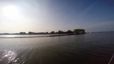Baltık Denizi 'nin panoramik manzara çekimi, bir yat yelkeni, seyahat konsepti, deniz balıkçılığı