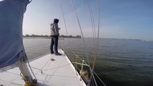 Férfi Egy Kabát Egy Motorháztető Úszik Hátsó Egy Jacht Tengeren — Stock videók