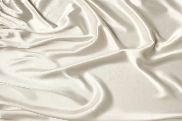 Fehér gyönyörű szatén szövet draped puha redők, selyem ruhával háttér, közeli, másolási tér — Stock Fotó