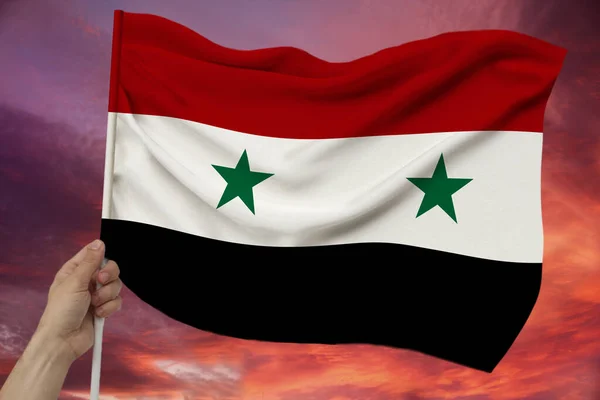 Foto der schönen farbigen Nationalflagge des syrischen Staates auf texturiertem Stoff, Konzept für Tourismus, Wirtschaft und Politik, Nahaufnahme — Stockfoto