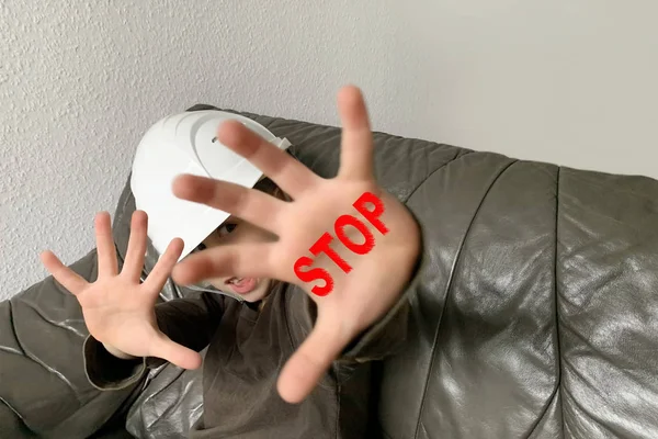 Αγόρι, ένα παιδί με ένα λευκό προστατευτικό κράνος στο κεφάλι του κλείνει τα χέρια του, η έννοια του mobbing, αεριοποίηση, ψυχολογική και σωματική βία, ταπείνωση, κοντινό πλάνο, επιλεκτική εστίαση — Φωτογραφία Αρχείου