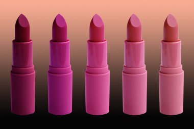 Koyu arkaplanda kırmızı, ahududu, pembe, mercan, şeftali rengi, yakın plan, dekoratif makyaj konsepti