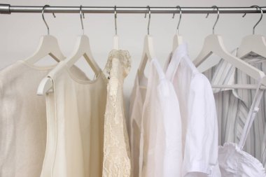 Beyaz kadınların elbise askıları, moda ve alışveriş konsepti.