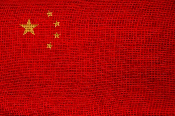 Photo du drapeau national de Chine sur une texture luxueuse de satin, soie avec vagues, plis et faits saillants, gros plan, espace de copie, concept de voyage, économie et politique d'État, illustration — Photo