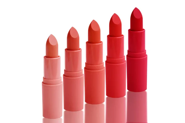 Conjunto de batom fosco no fundo branco isolado, vermelho, framboesa, rosa, coral, cor de pêssego, close-up, o conceito de cosméticos decorativos — Fotografia de Stock