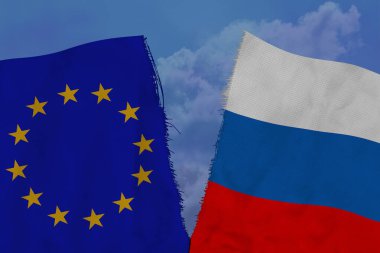 Yırtık kumaş üzerinde iki renkli bayrak, Avrupa Birliği ile Rusya arasındaki uluslararası ilişkilerin bir sembolü, küresel iş konsepti, siyasi ve ekonomik ilişkilerin bozulması