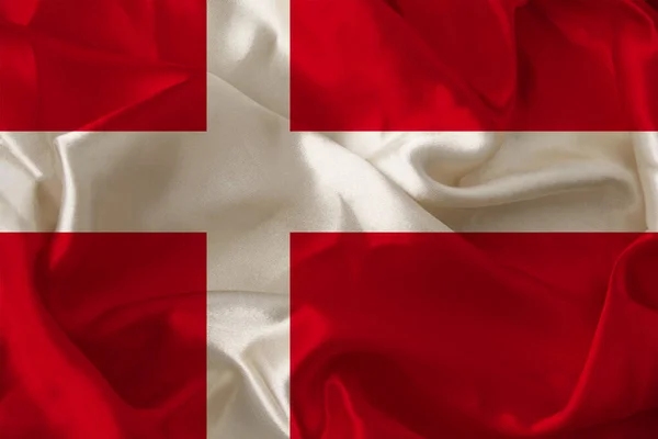 Saten, ipek, dalgalar, kıvrımlar ve röfleler, yakın çekim, fotokopi alanı, seyahat kavramı, ekonomi ve devlet politikası üzerine kurulmuş Danimarka ulusal bayrağının fotoğrafı — Stok fotoğraf