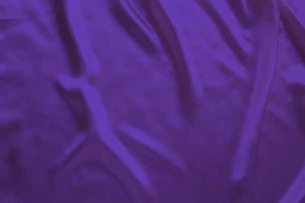 Dobras macias em seda brilhante roxo brilhante, conceito de luxo, fundo para o designer, horizontal, close-up, espaço de cópia — Fotografia de Stock