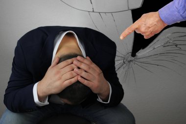 İş adamı, oturuyor, başını iki eliyle eğiyor, suçlayan bir adamın yanında, bir el hareketiyle açıkça gösteriyor ki, çatışma konsepti, manipülasyon, psikolojik taciz ve taciz.