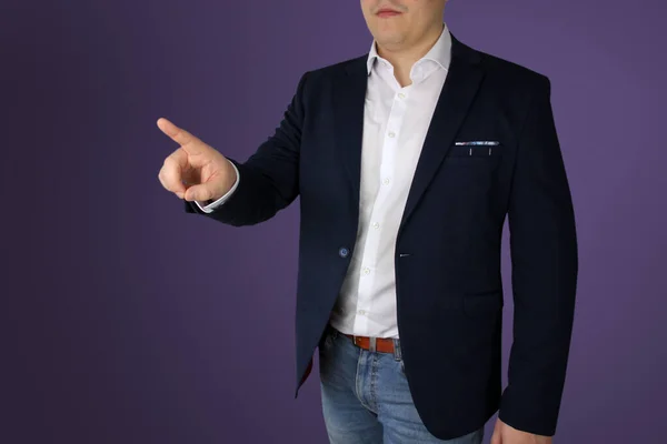 Мужчина, бизнесмен, стоит, показывает палец, бизнес-концепция, крупный план, копировальное пространство, темно-фиолетовый фон — стоковое фото
