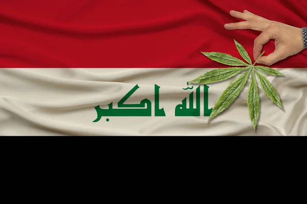 美丽的伊拉克国旗上的绿色大麻叶图像、医疗大麻概念、毒品合法化、吸毒犯罪、特写 — 图库照片