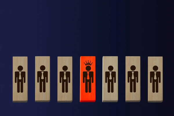 Σύμβολο των 7 ανδρών σε ξύλινα μπλοκ, στο κέντρο ένας άνθρωπος με ένα στέμμα, επικεφαλής έννοια, ιεραρχία στη συλλογική εργασία, αντίγραφο χώρου — Φωτογραφία Αρχείου