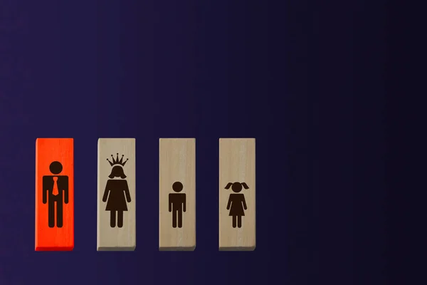 Ícones homem, mulher, menino, menina em blocos de madeira, conceito de família, chefes de família, espaço de cópia — Fotografia de Stock