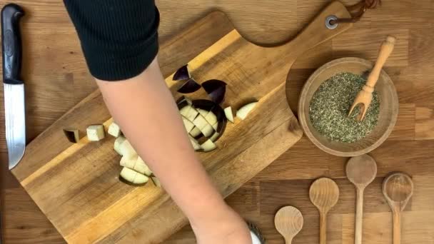 女人在木板上把茄子切成碎片 这是自制蔬菜的概念 — 图库视频影像