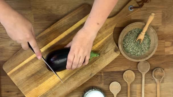 Vrouw Snijdt Aubergine Cirkels Een Houten Plank Concept Van Zelfgemaakt — Stockvideo