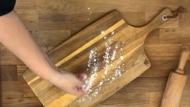 女性は木の板に小麦粉を振りかけ家庭料理の概念 — ストック動画