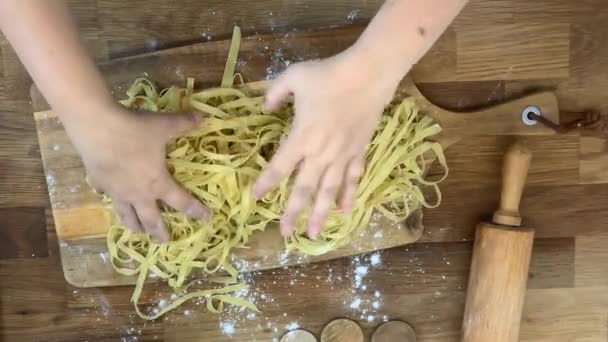 Donna Diffonde Sottili Rotoli Pasta Una Tavola Legno Concetto Cucinare — Video Stock