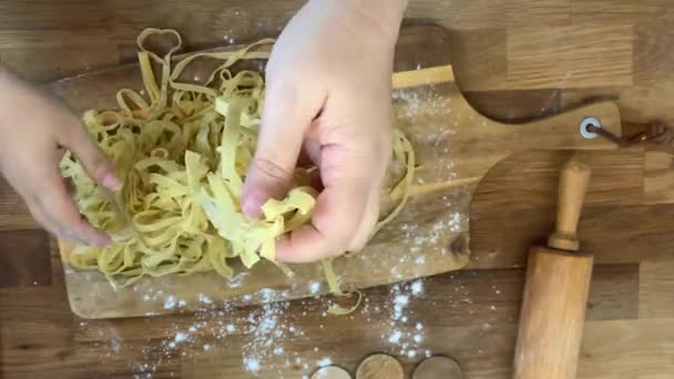 Mujer Extiende Delgados Rollos Masa Una Tabla Madera Concepto Cocinar — Vídeo de stock