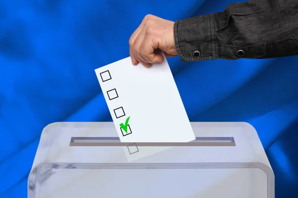 投票者の男性の手は 州の選挙の概念 国民投票の背景にある透明な投票箱の中の投票を下げる — ストック写真