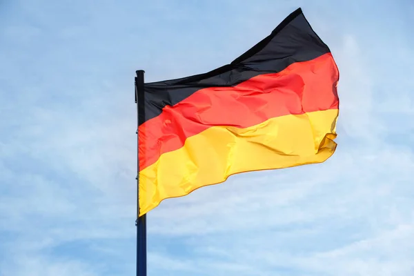 Vlag Van Bondsrepubliek Duitsland Wappert Vrij Wind Tegen Een Blauwe — Stockfoto