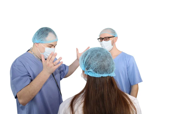 Três Médicos Mascarados Discutem Problema Uma Conferência Durante Epidemia Coronavírus — Fotografia de Stock