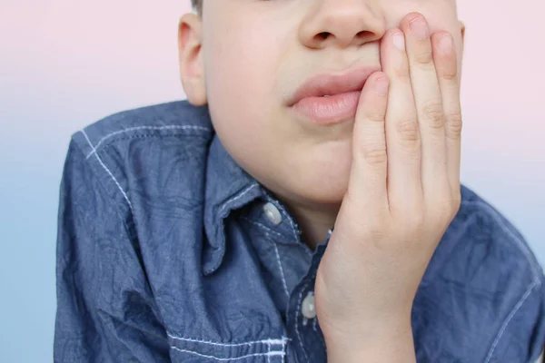 Kind Een Schooljongen Houdt Zijn Hand Onderkaak Rimpels Van Kiespijn — Stockfoto