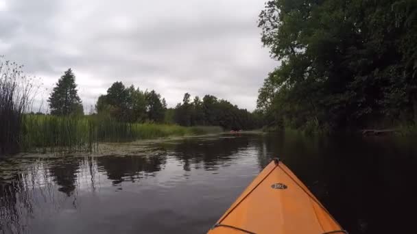 Kayak Arancione Una Barca Vela Lungo Uno Stretto Fiume Acqua — Video Stock