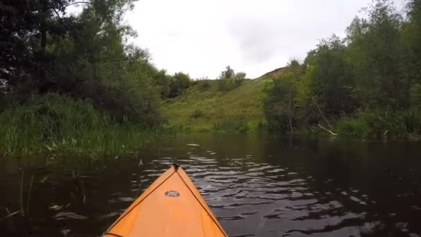 Оранжевый Каяк Лодка Плывущая Вдоль Узкой Реки Вода Зеленый Природный — стоковое видео